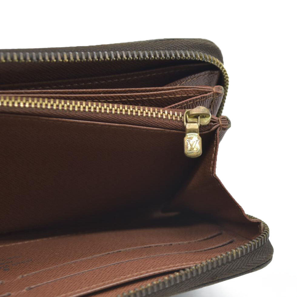 AUCTION $915 Louis Vuitton  Monogram Zippy Wallet CA0122