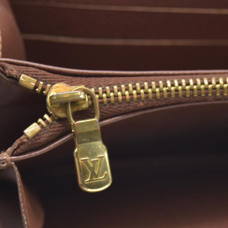 AUCTION $725 Louis Vuitton Monogram Sarah Wallet MI0096