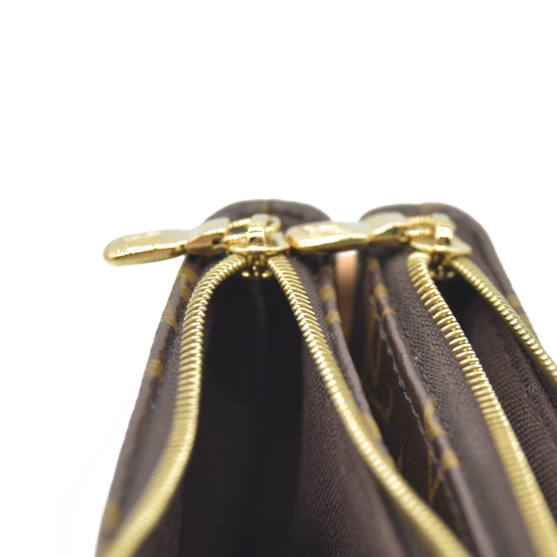 $1890 Louis Vuitton Monogram Liv Pochette RFID
