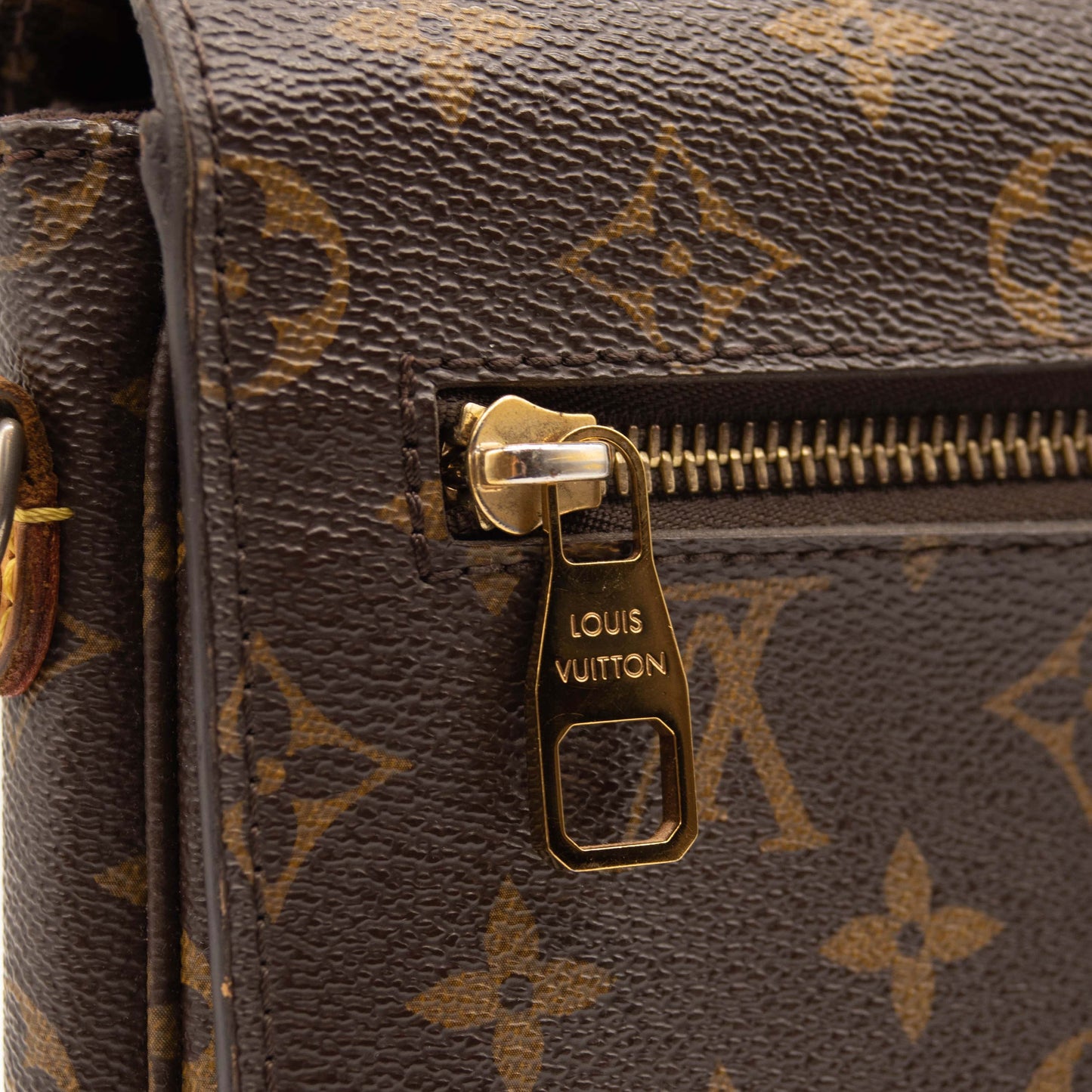 LOUIS VUITTON Monogram Pochette Metis DU2185