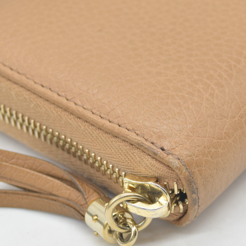 $660 Gucci Calfskin Soho Zip Around Wallet Beige Pebbled