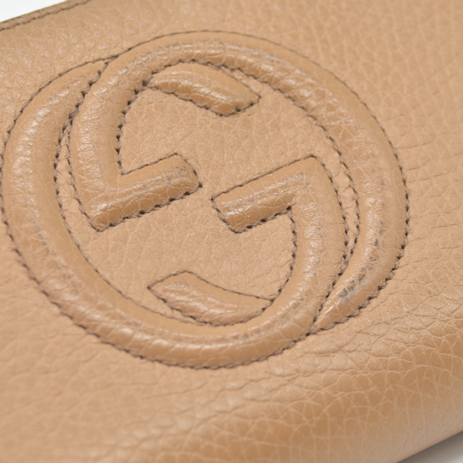 $660 Gucci Calfskin Soho Zip Around Wallet Beige Pebbled