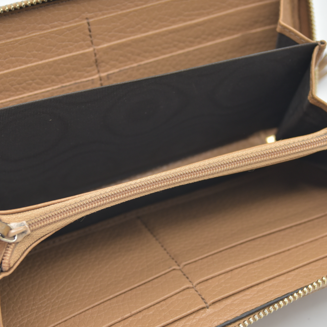 $660 Gucci Calfskin Soho Zip Around Wallet Beige Pebbled