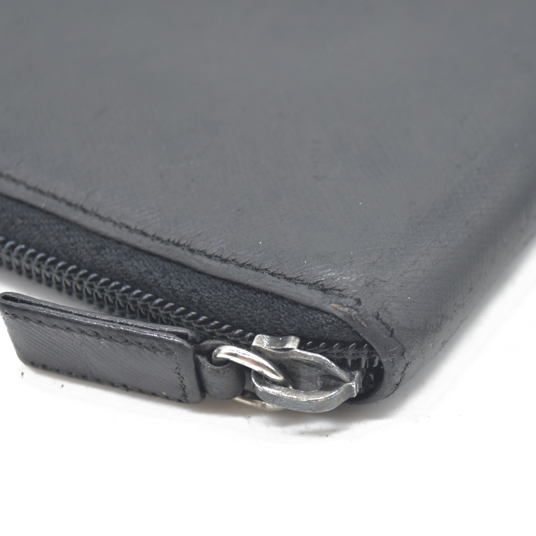 $725 Prada Logo Plaque Saffiano Wallet Black