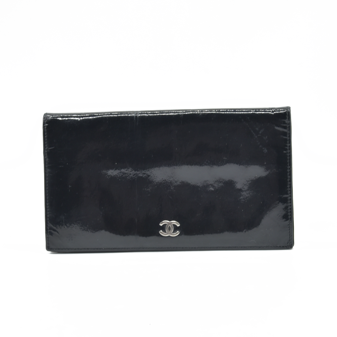 $800 2002 Chanel Interlocking CC Logo Bifold Wallet Black Patent Leather