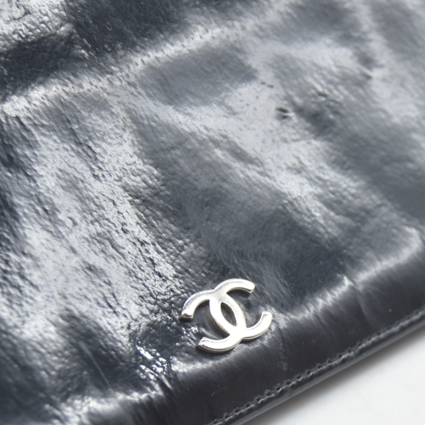 $800 2002 Chanel Interlocking CC Logo Bifold Wallet Black Patent Leather
