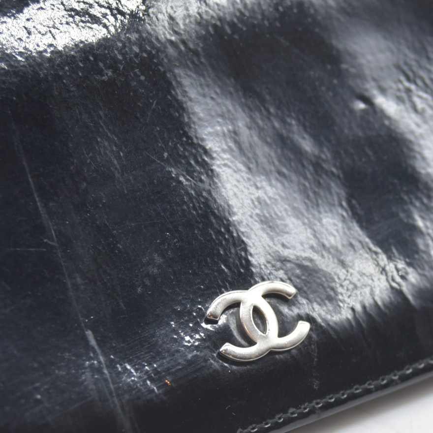 $800 2002 Chanel Interlocking CC Logo Bifold Wallet Black Patent Leather