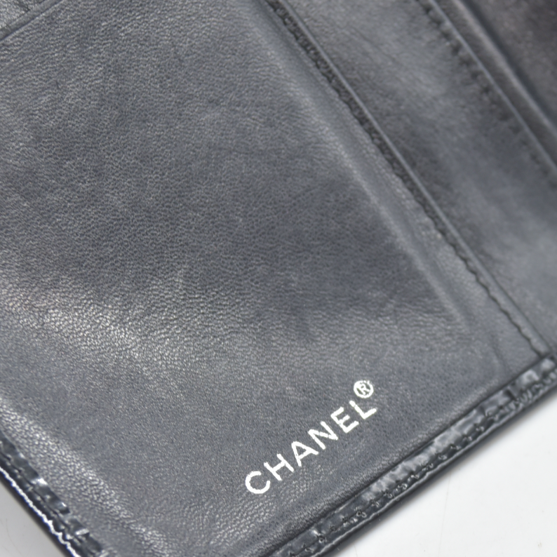 $800 2002 Chanel Interlocking CC Logo Bifold Wallet Black Patent Leather