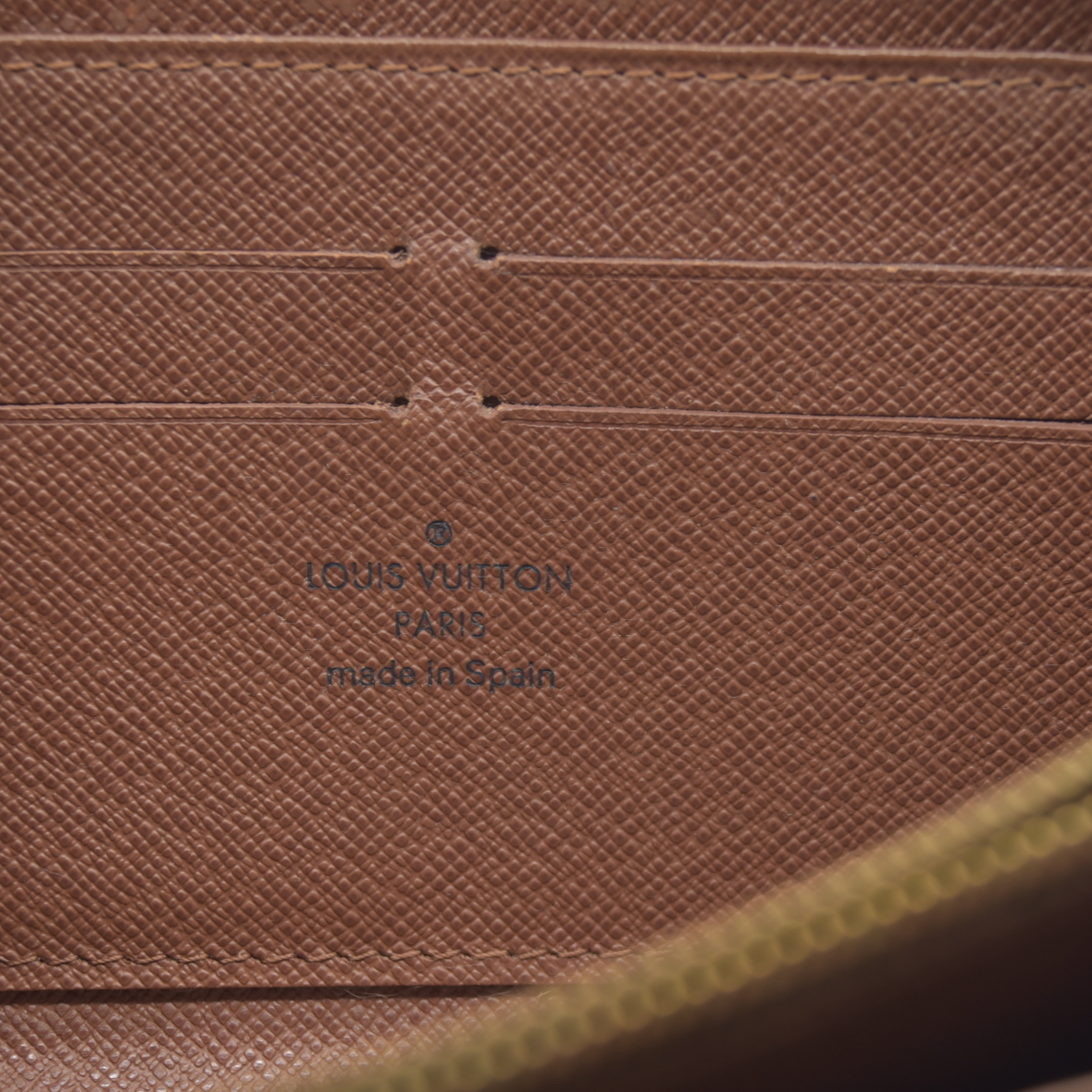 $915 Louis Vuitton 2008 LV Monogram Zippy Wallet CA5028