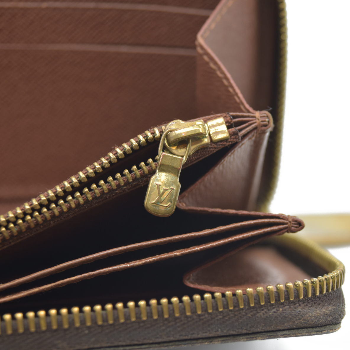 $915 Louis Vuitton 2008 LV Monogram Zippy Wallet CA5028