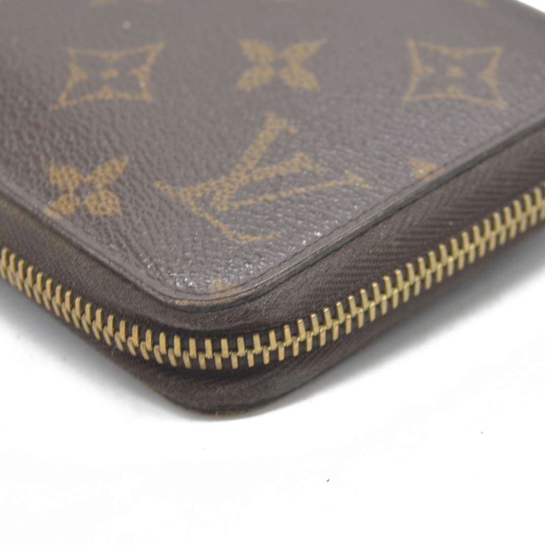 $915 Louis Vuitton 2011 LV Monogram Zippy Wallet CA4181