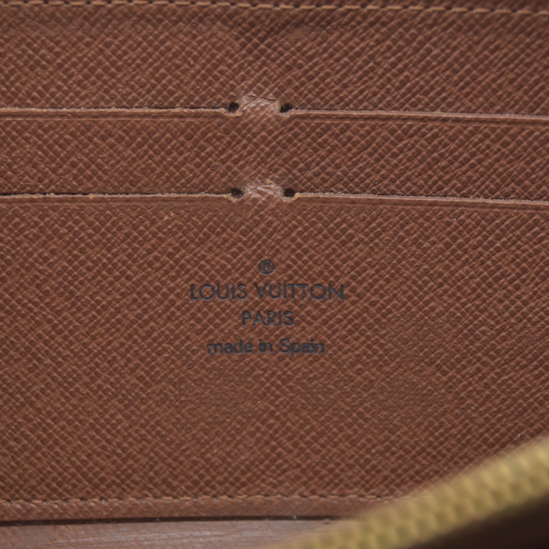$915 Louis Vuitton 2011 LV Monogram Zippy Wallet CA4181