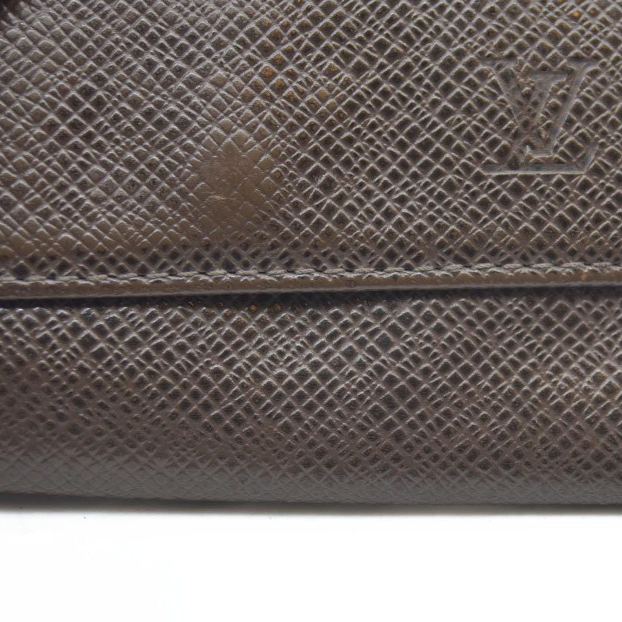 AUCTION $415 Louis Vuitton  Taiga 6 Key Holder Grizzli