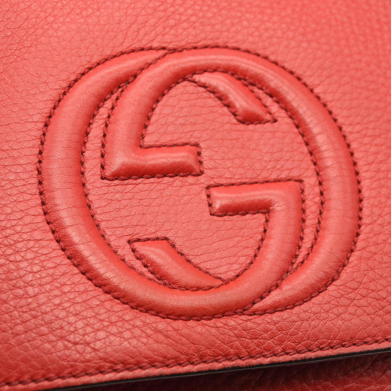 GUCCI Pebbled Calfskin Medium Soho Flap Crossbody Red