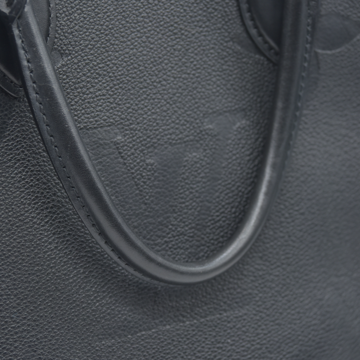 $3550 Louis Vuitton  Empreinte Monogram Giant Onthego MM Black RFID
