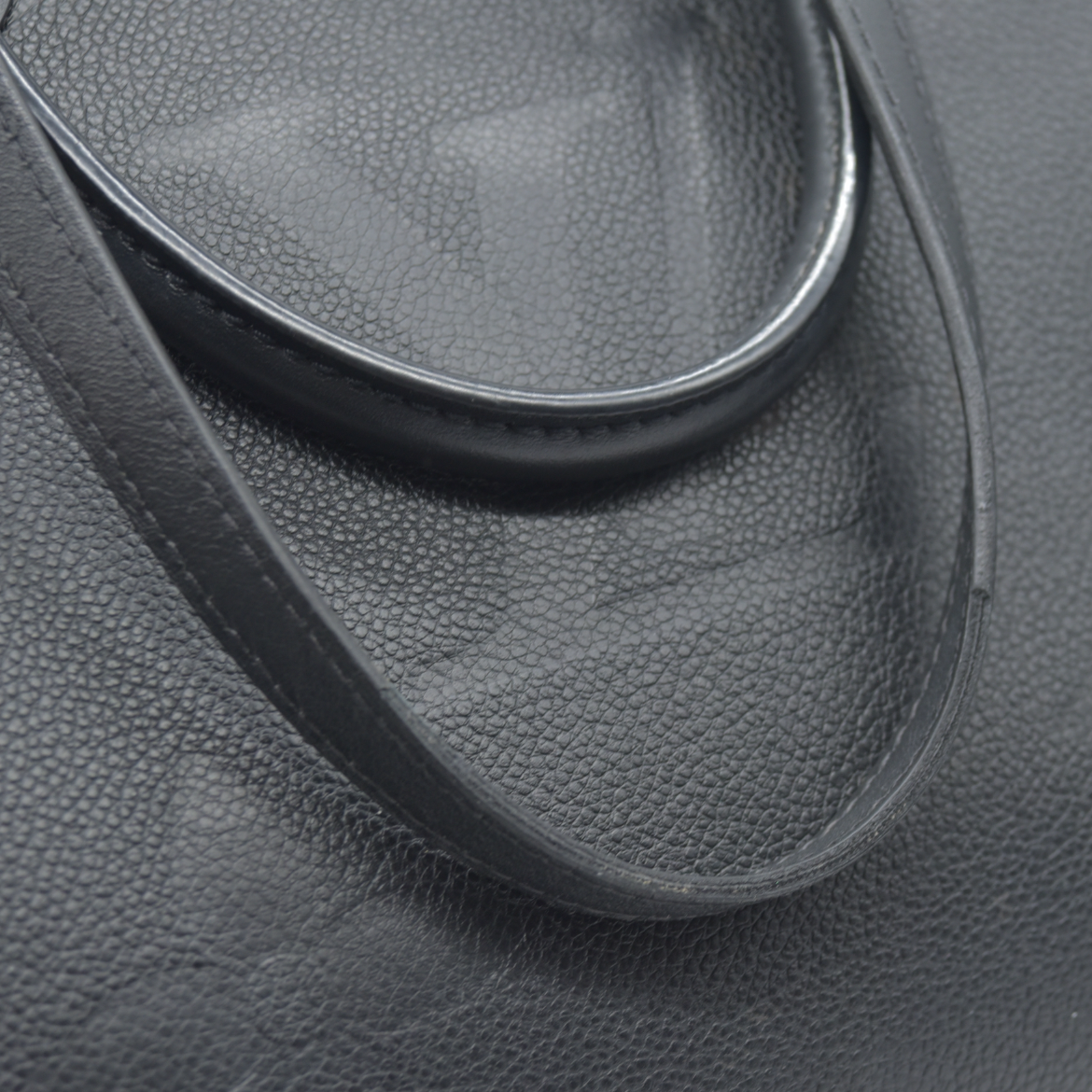 $3550 Louis Vuitton  Empreinte Monogram Giant Onthego MM Black RFID