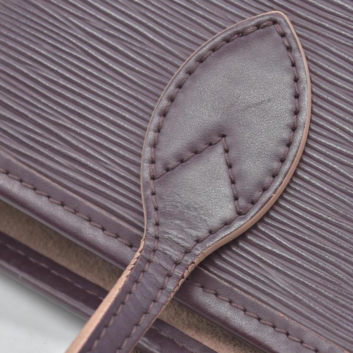 $2640 Louis Vuitton Epi Neverfull MM Quetsche