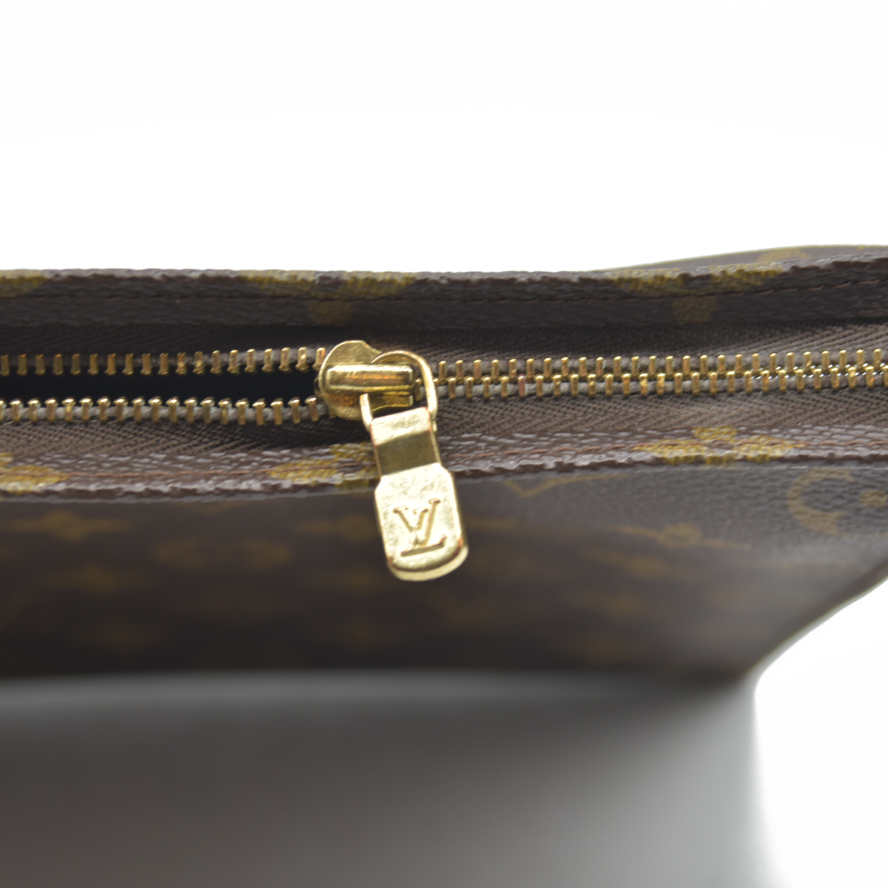 $1290 LOUIS VUITTON Monogram Toiletry 26 CONSIGNMENT AN0960 1990