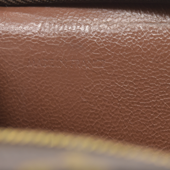 $1290 LOUIS VUITTON Monogram Toiletry 26 CONSIGNMENT AN0960 1990