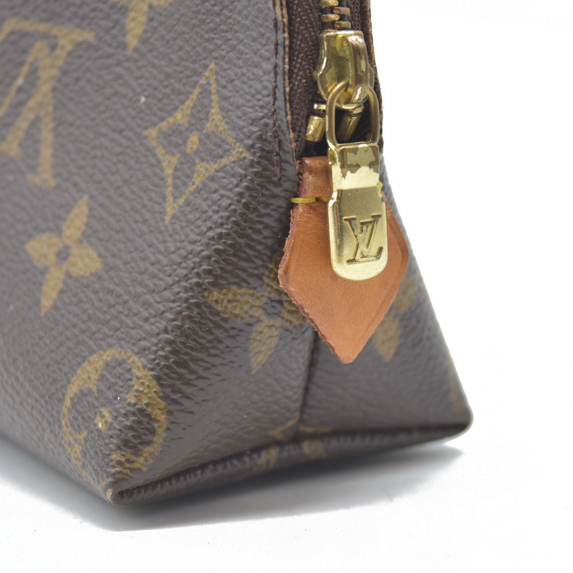 $590 Louis Vuitton Monogram Cosmetic Pouch CA0056 CONSIGNMENT