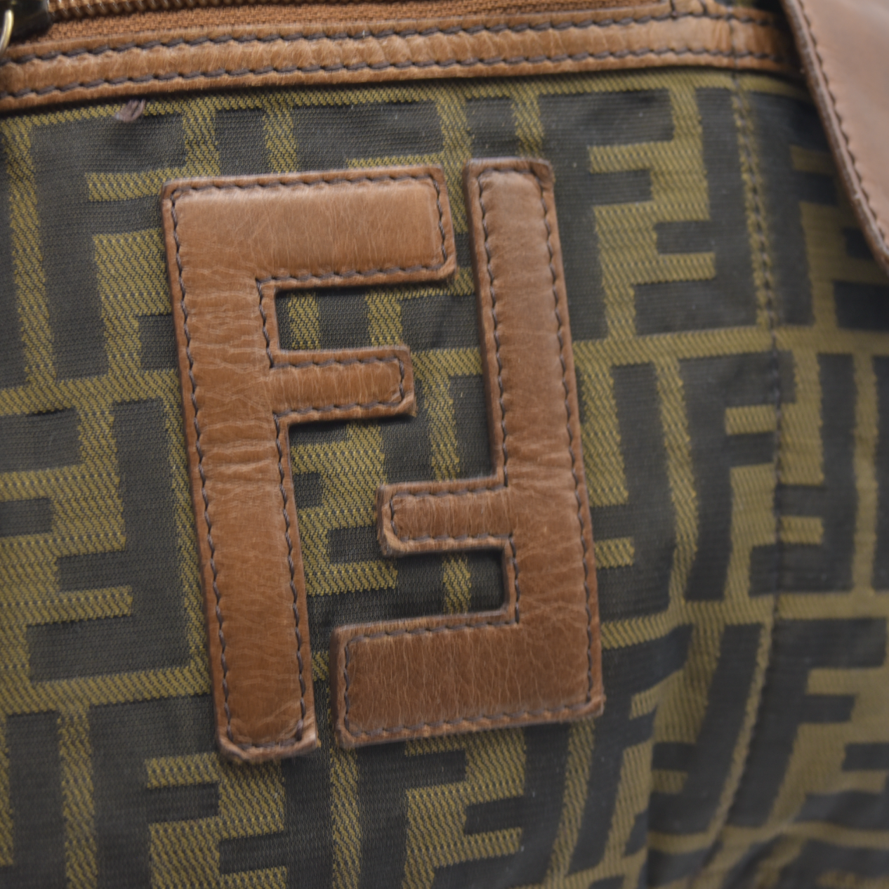$790 Fendi 2000-2010 Zucca Canvas FF Flat Messenger Bag crossbody bag CONSIGNMENT