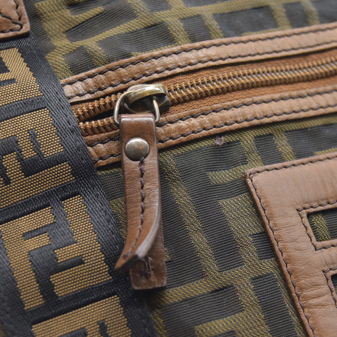 $790 Fendi 2000-2010 Zucca Canvas FF Flat Messenger Bag crossbody bag CONSIGNMENT
