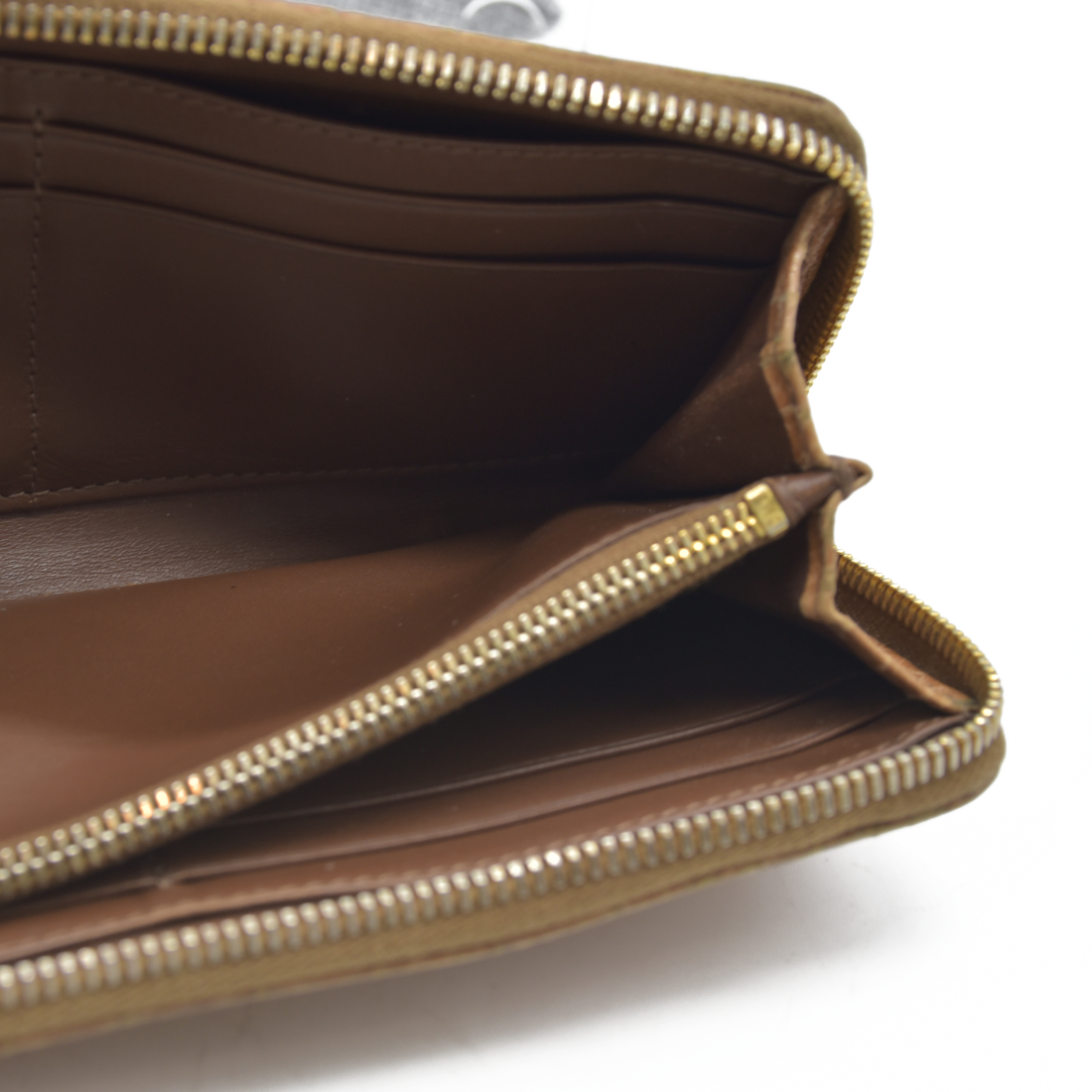 AUCTION $995 MIU MIU Logo Embossed Leather Zippy Long Wallet Beige