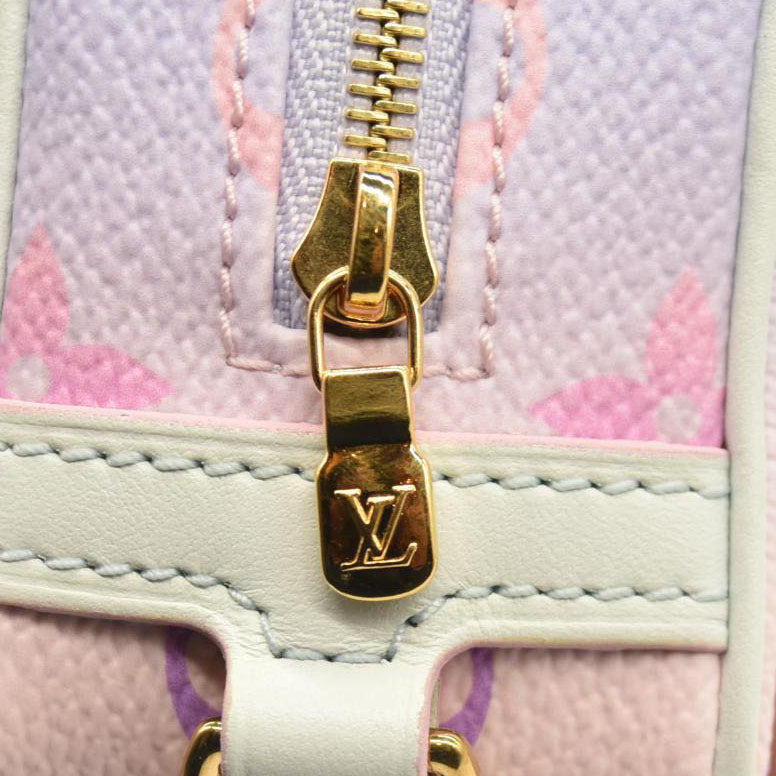 LOUIS VUITTON Monogram Giant Spring In The City Wapity Case Sunrise Pastel