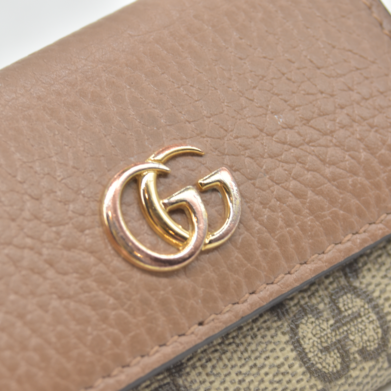 $350 GUCCI GG Dollar Calfskin GG Supreme Monogram GG Marmont 6 Key Holder Case Old Rose Beige Ebony