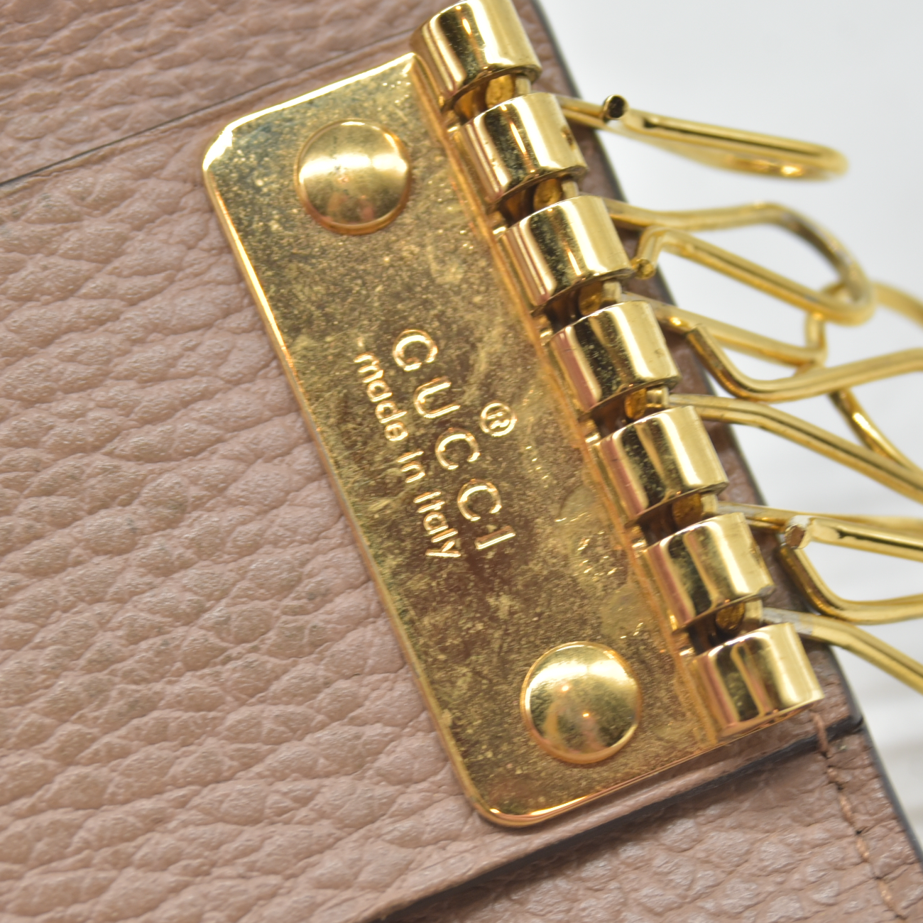$350 GUCCI GG Dollar Calfskin GG Supreme Monogram GG Marmont 6 Key Holder Case Old Rose Beige Ebony