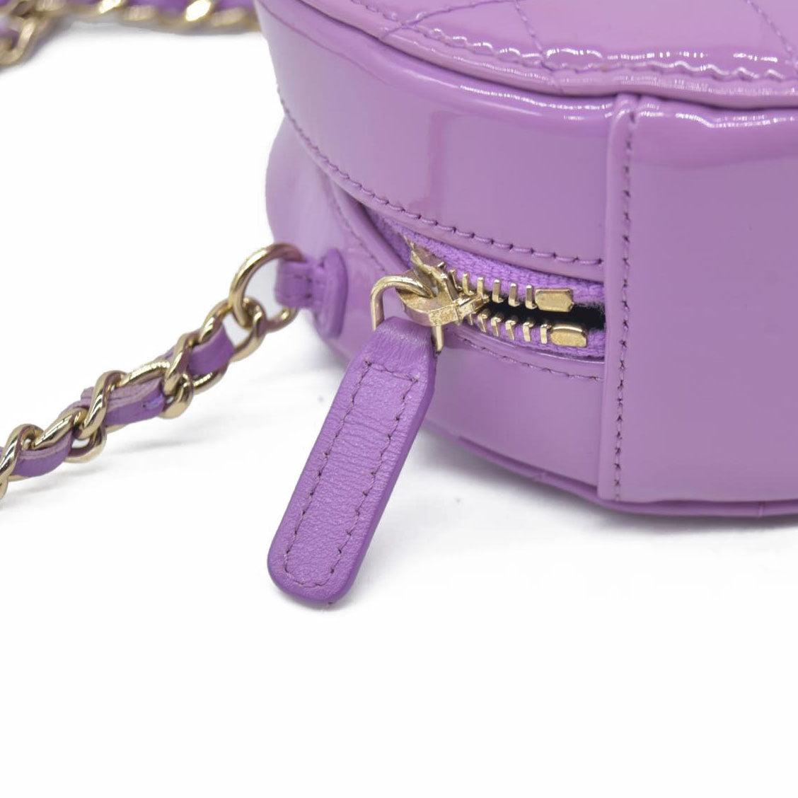 $2940 Chanel Patent Quilted Round Clutch with Chain