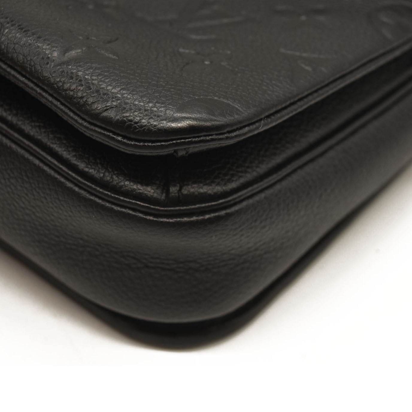 LOUIS VUITTON Empreinte Pochette Metis Black AR2147