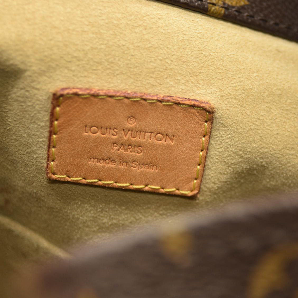 LOUIS VUITTON Monogram Artsy MM CA5100