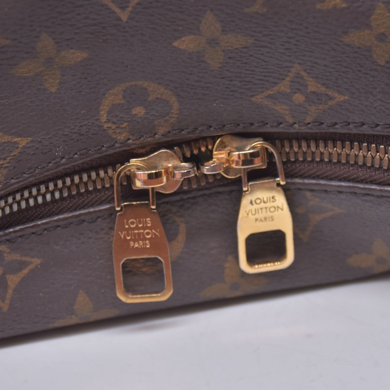 $1650 2017 Louis Vuitton Monogram Berri MM DU4157