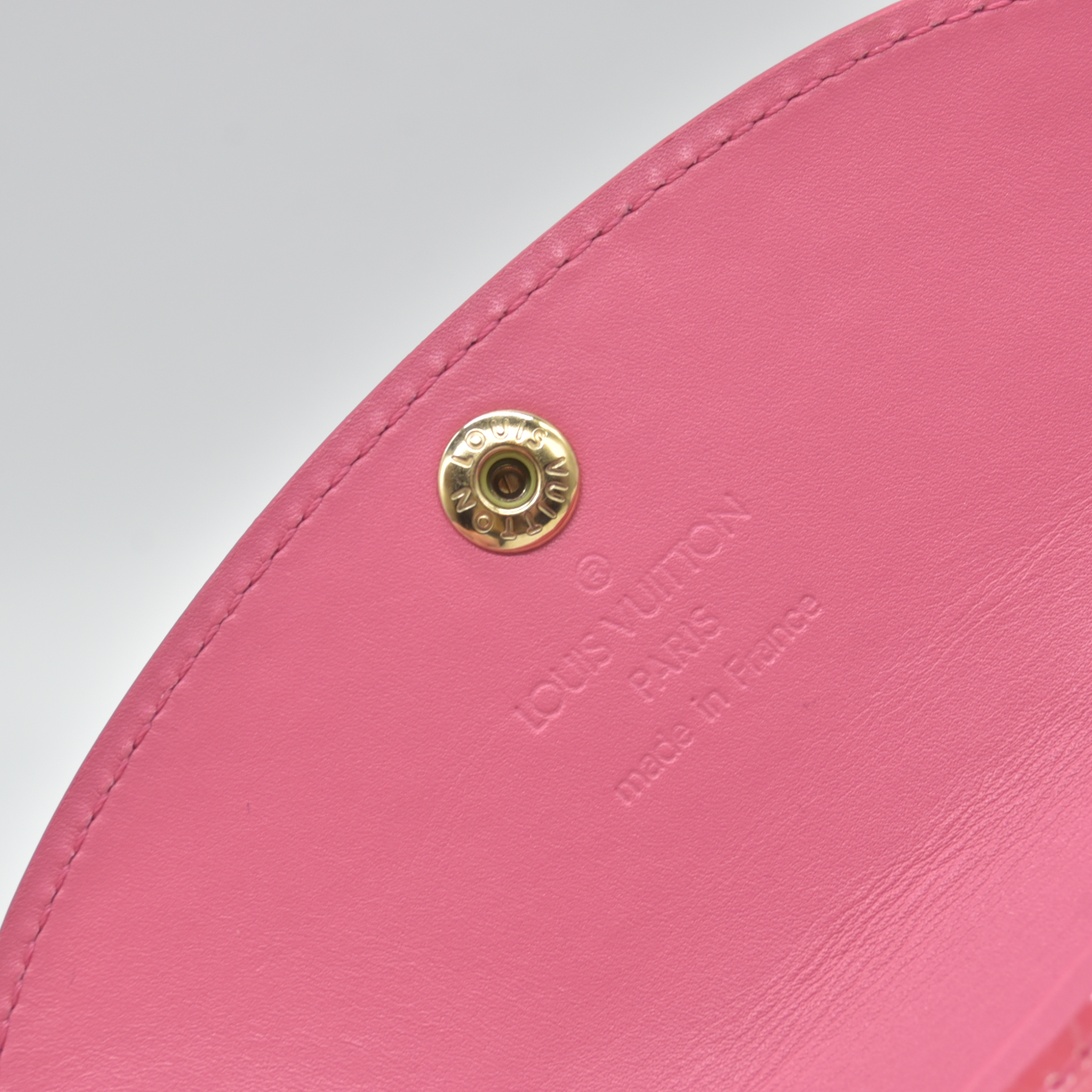 $665 Louis Vuitton Pink Vernis Envelope Plat 2006 TH1016