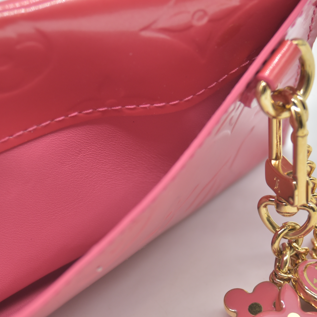 $665 Louis Vuitton Pink Vernis Envelope Plat 2006 TH1016