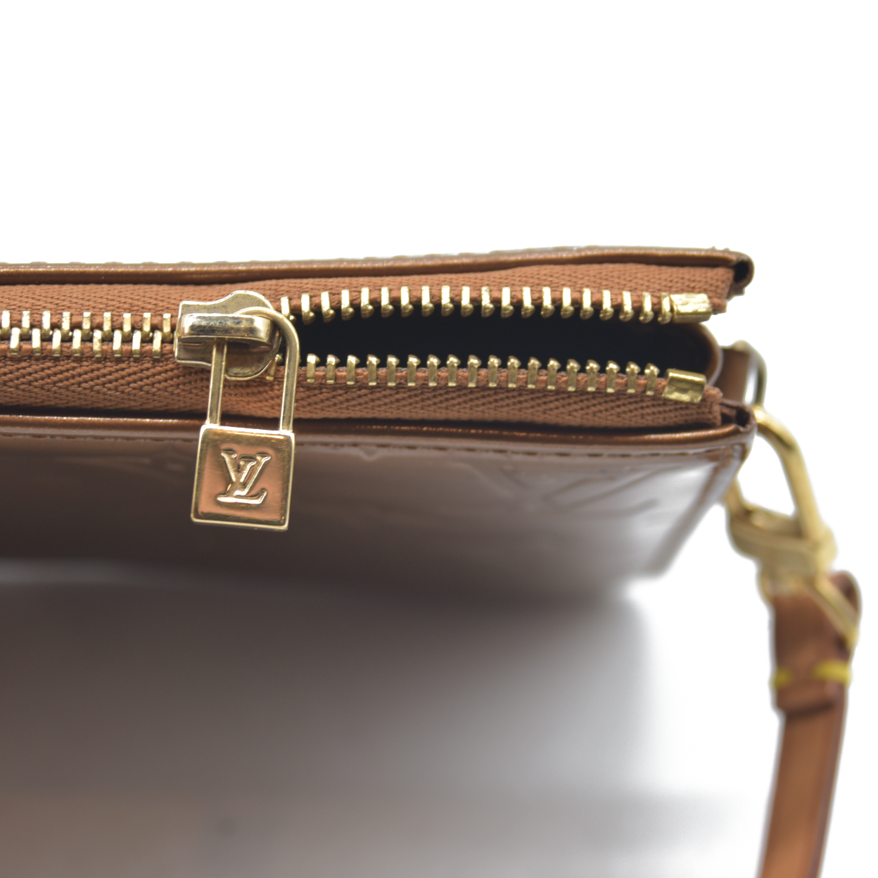 $740 Louis Vuitton  Vernis Lexington Pochette Noisette