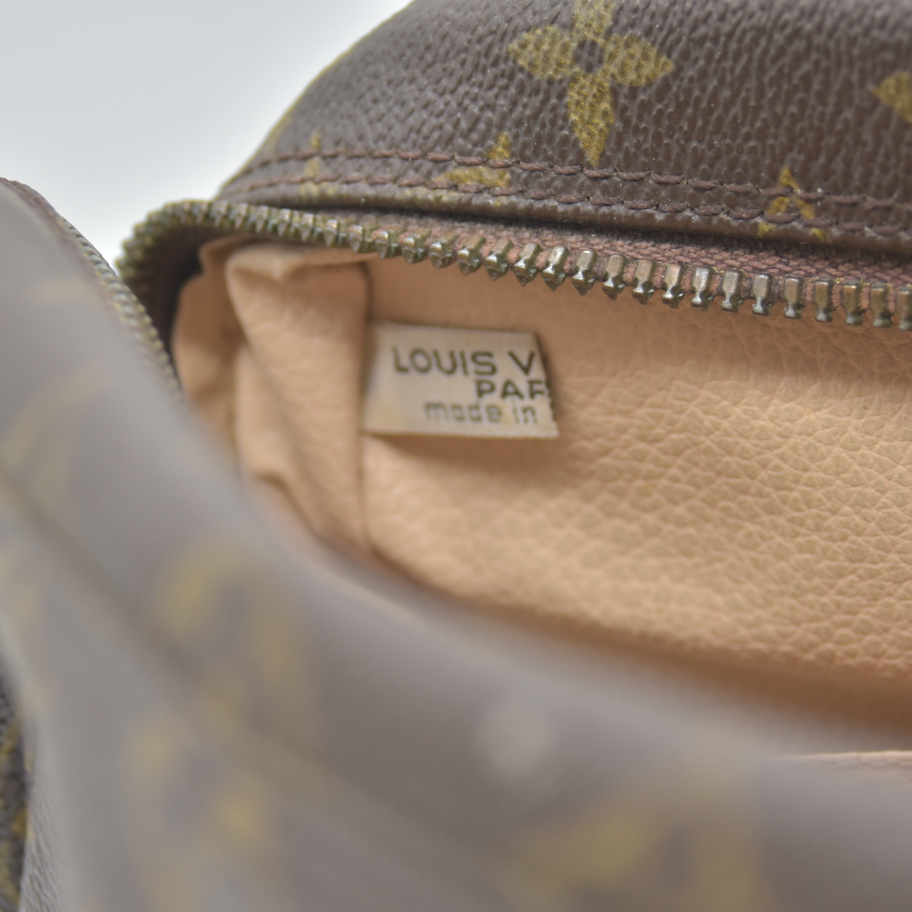 $600 1985 LOUIS VUITTON Monogram Trousse Toilette 28 Clutch Bag 854MI
