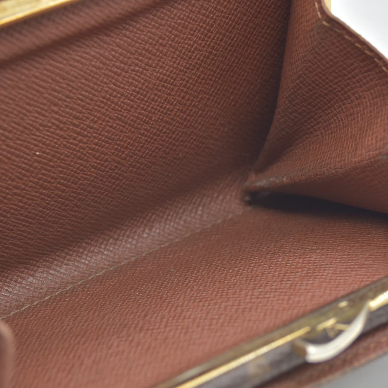 $750 2000 Louis Vuitton Monogram French Kisslock Wallet SD1000