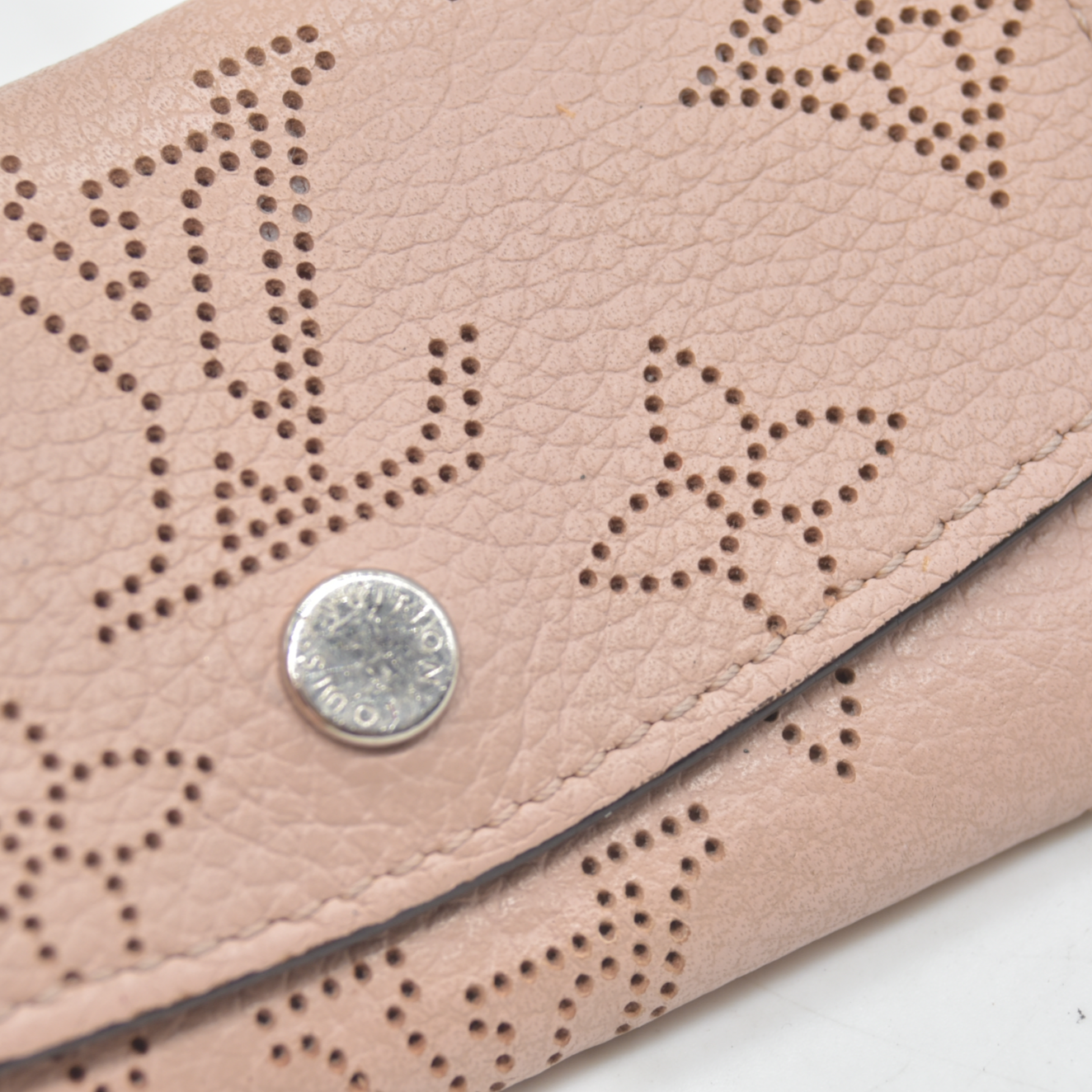 $450 Louis Vuitton Mahina Multicles 4 Ring Key Case Pink TN0187