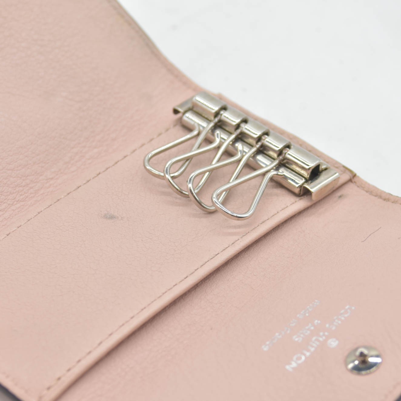 $450 Louis Vuitton Mahina Multicles 4 Ring Key Case Pink TN0187