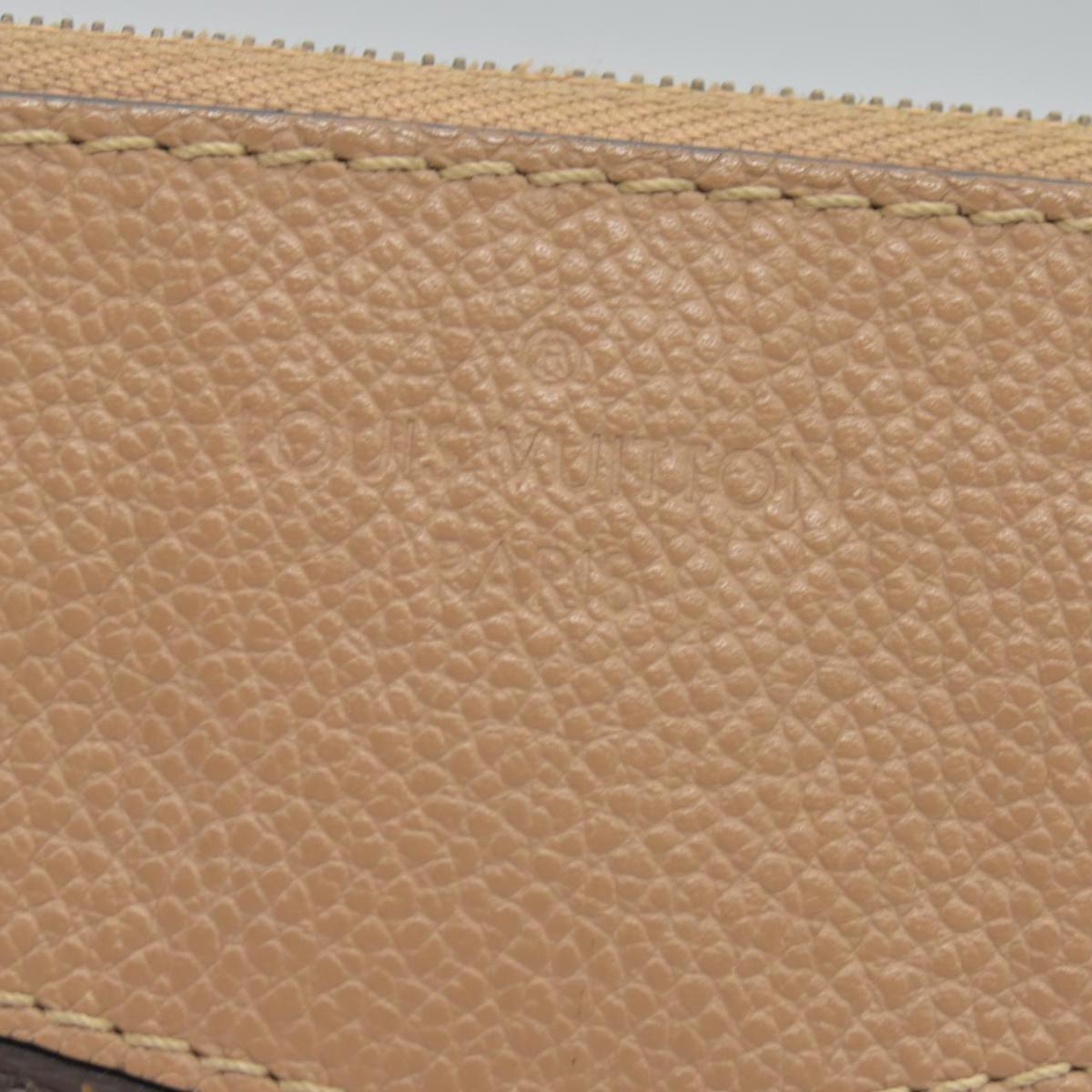 $760 Louis Vuitton Monogram Daily Pouch Sesame