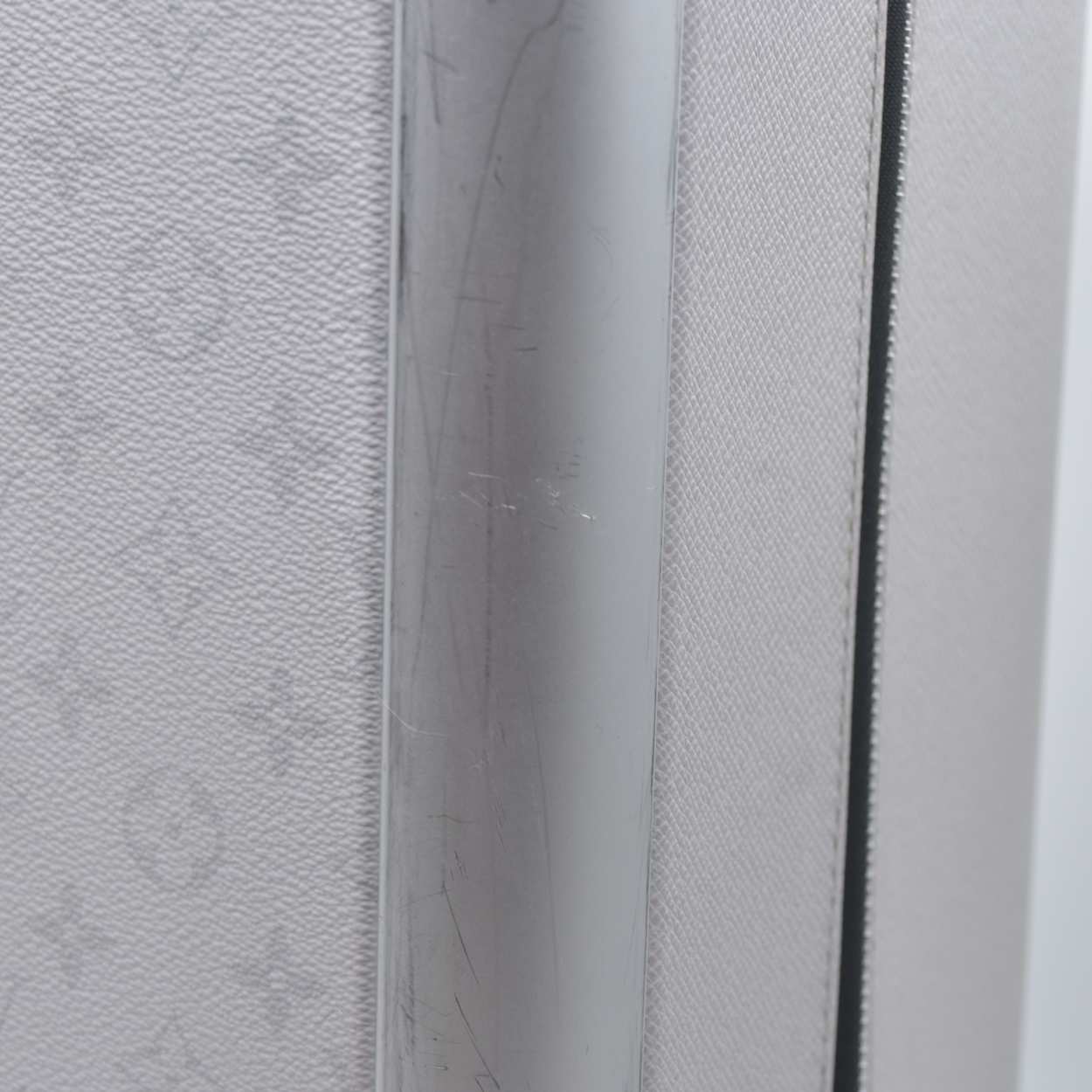 $4050 Louis Vuitton Taigarama Horizon 55 Optic White
