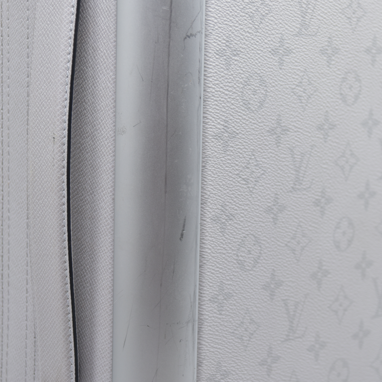 $4050 Louis Vuitton Taigarama Horizon 55 Optic White