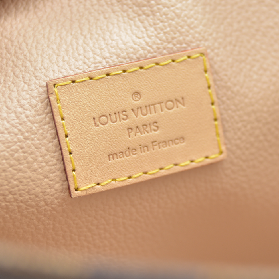 CONSIGNMENT AUCTION $1050 Louis Vuitton  Damier Ebene Toiletry Pouch 26