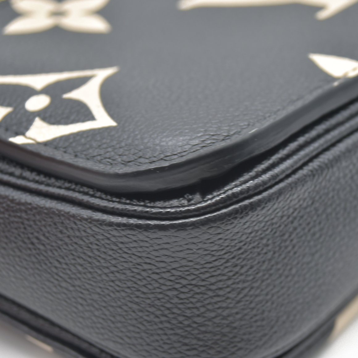 $3150 Louis Vuitton Empreinte Monogram Giant Pochette Metis Black Beige Bicolor CONSIGNMENT