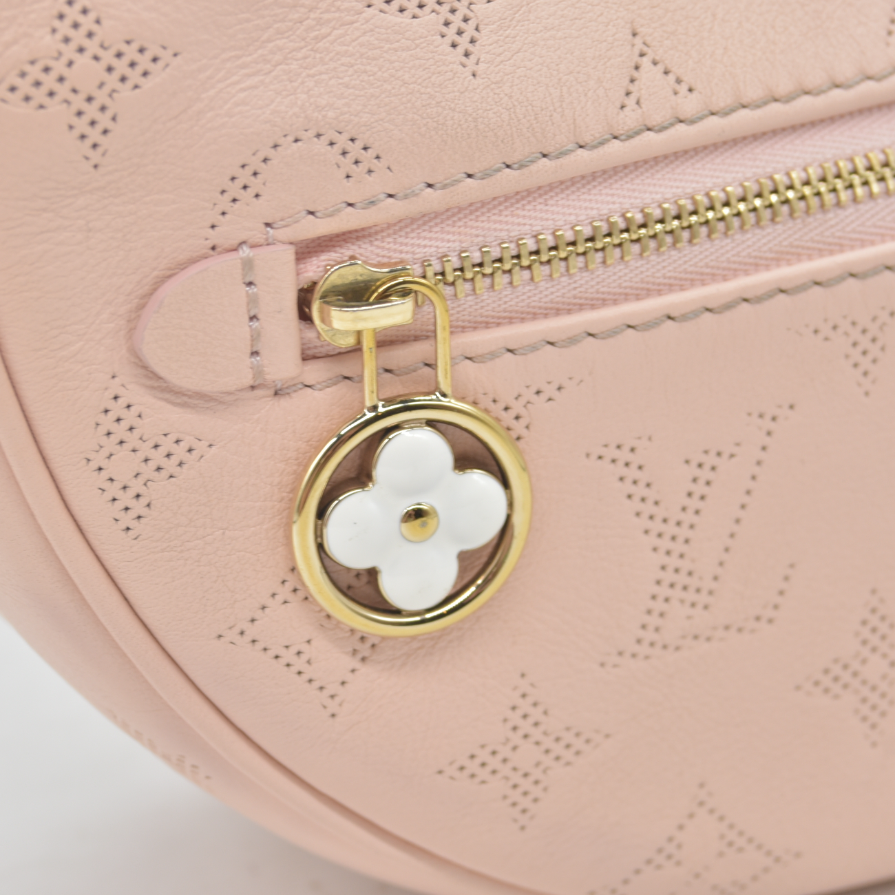 $3000 2024 Louis Vuitton Cruise Perforated Monogram Flower Ring Loop