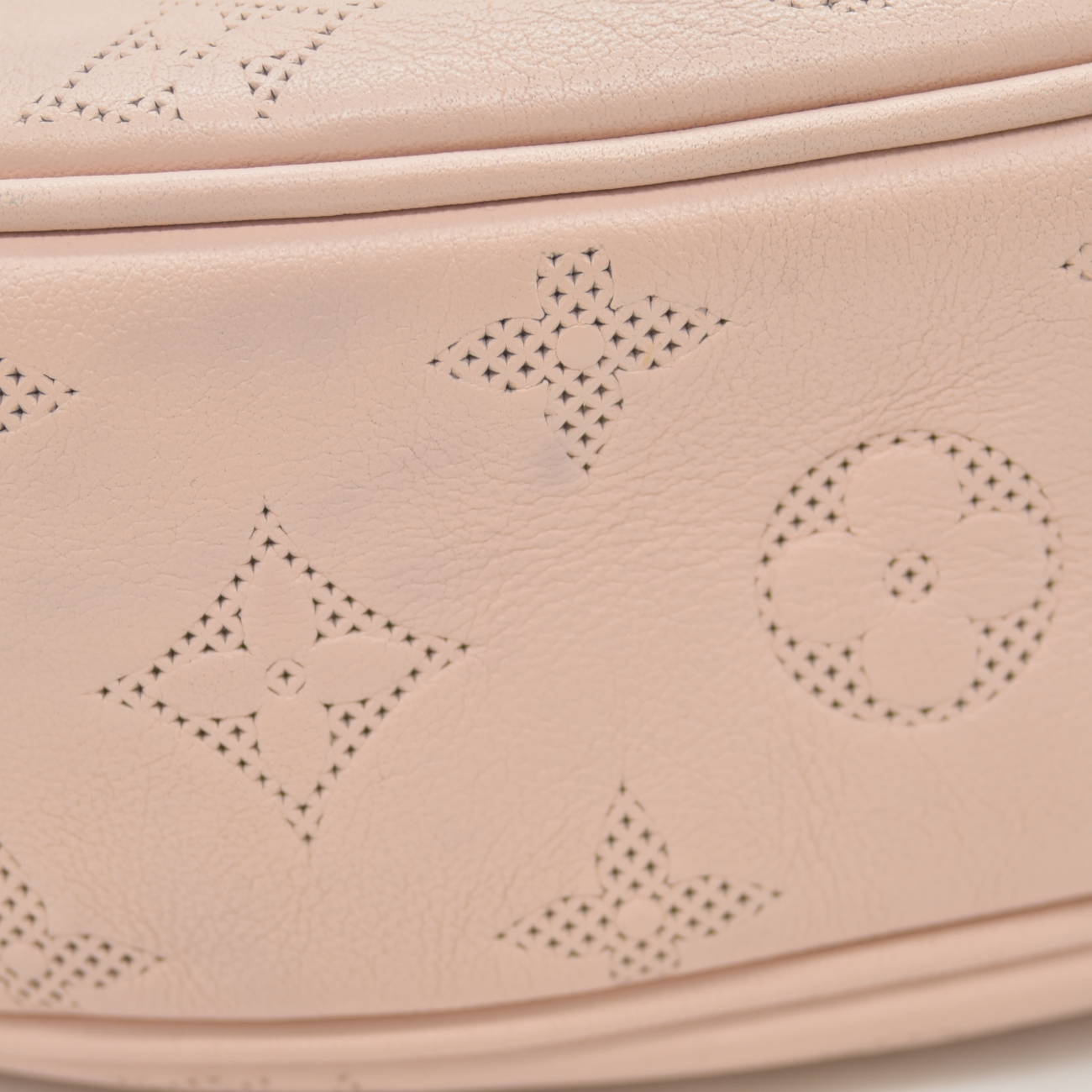 $3000 2024 Louis Vuitton Cruise Perforated Monogram Flower Ring Loop