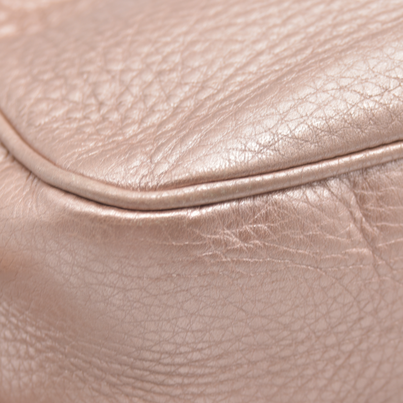 $1490 Gucci  Pebbled Calfskin Small Soho Disco Bag Camelia
