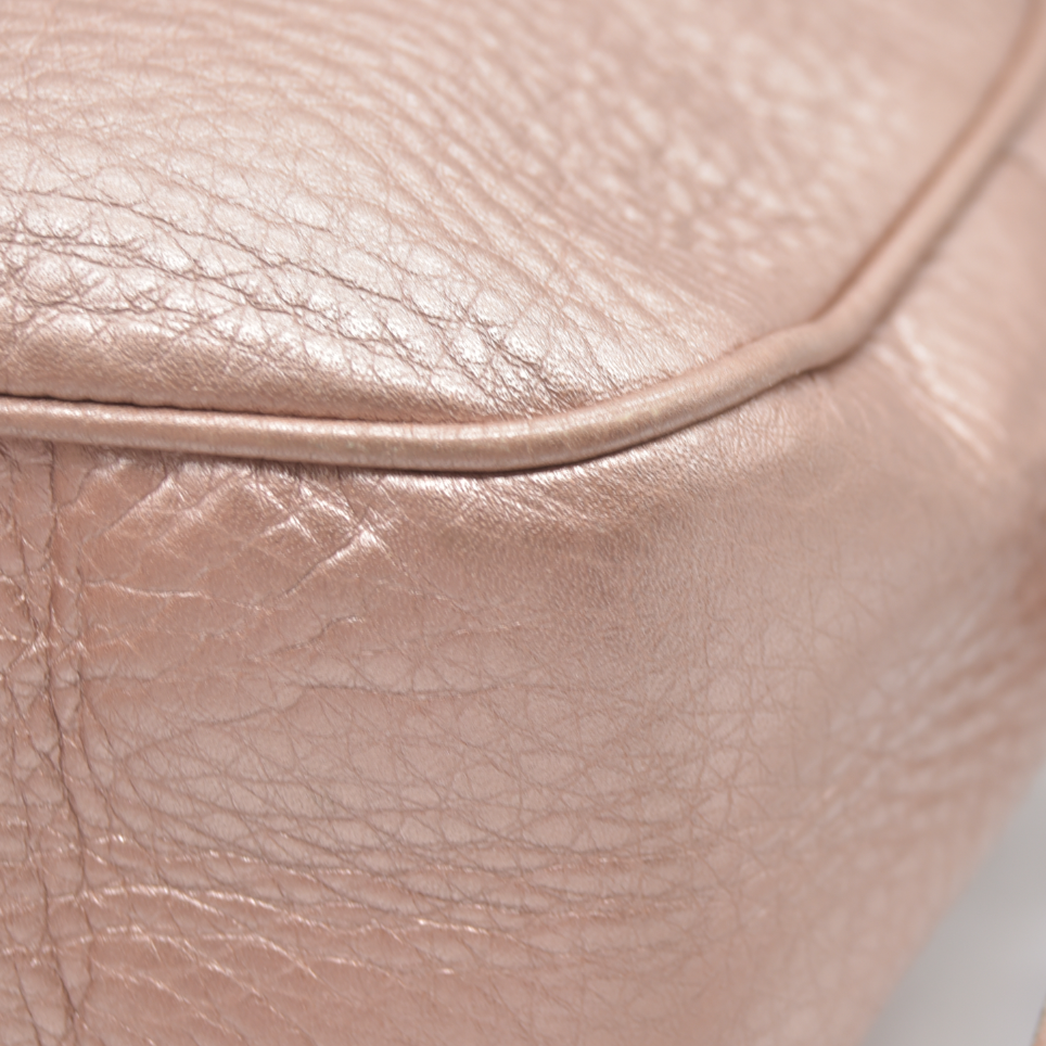 $1490 Gucci  Pebbled Calfskin Small Soho Disco Bag Camelia